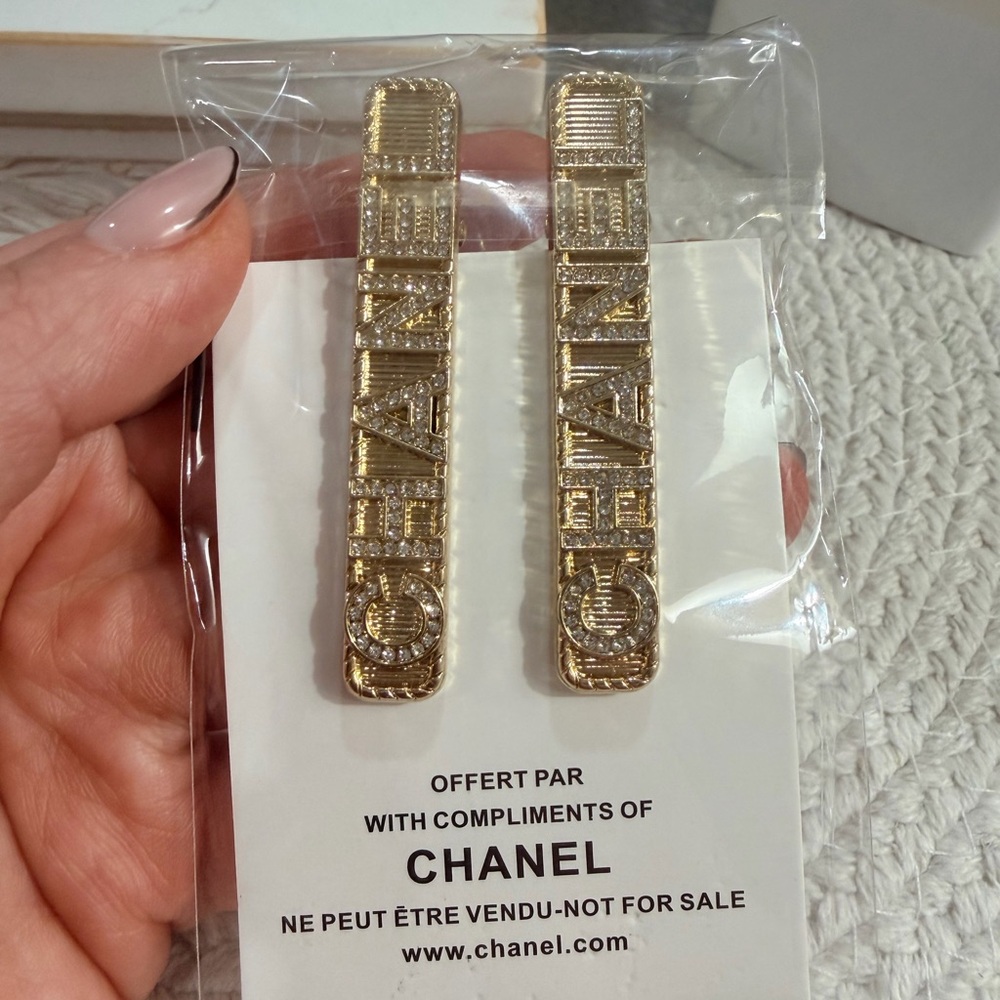 Compliments of CHANEL - 2 Gold Rhinestone Metal Hair Clips - New in bag - Picture 3 of 11